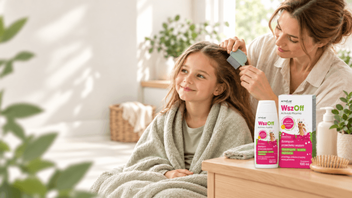 Een moeder kamt het haar van haar dochter met een luizenkam; naast hen staat Activlab Pharma shampoo.
